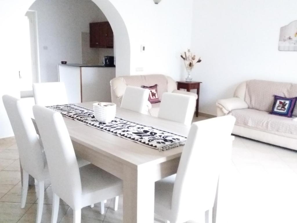 un comedor blanco con una mesa y sillas blancas en Casa dei Nonni, en Vasto