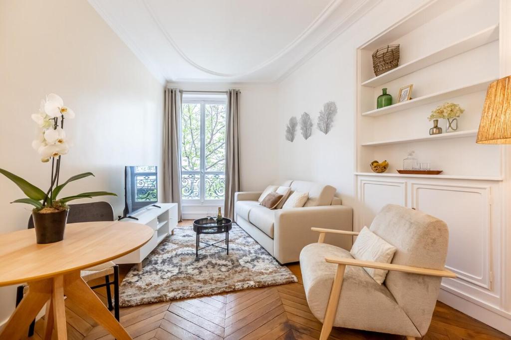 B2D-2people-Wagram-1Bedroom-Ternes-AC