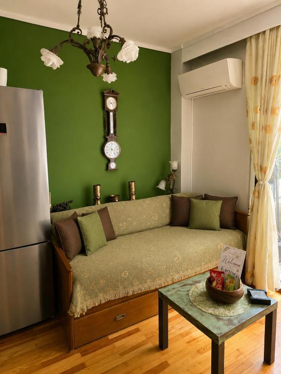 Olive and Wood Apartment near 25th Martiou Metro Thessaloniki