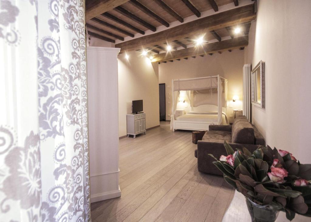 ein Wohnzimmer mit einem Sofa und einem Bett in der Unterkunft B&B Il Senesino in Siena