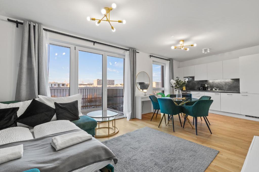1 or 2BR I Balcony I 15 Min Airport I 20 Min Center