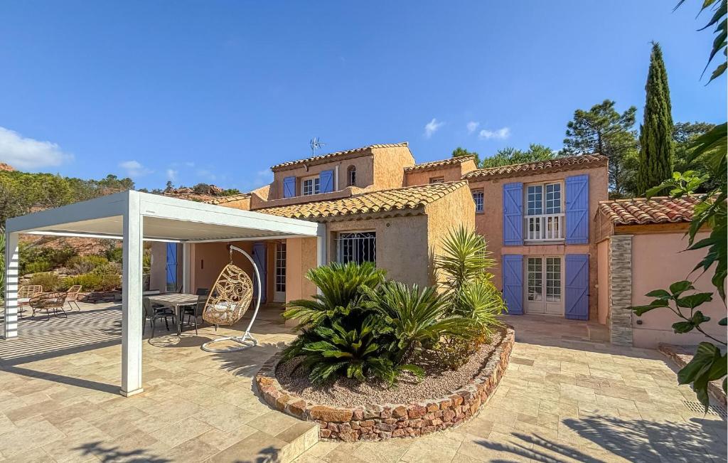 Stunning Home In Saint-Raphaël