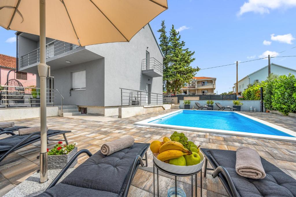 Holiday House Lana With Pool - Happy Rentals