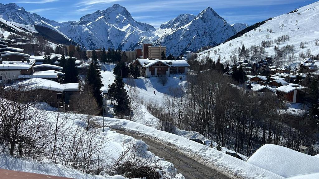 Grand appartement au pied des pistes au village 1800 des Deux Alpes