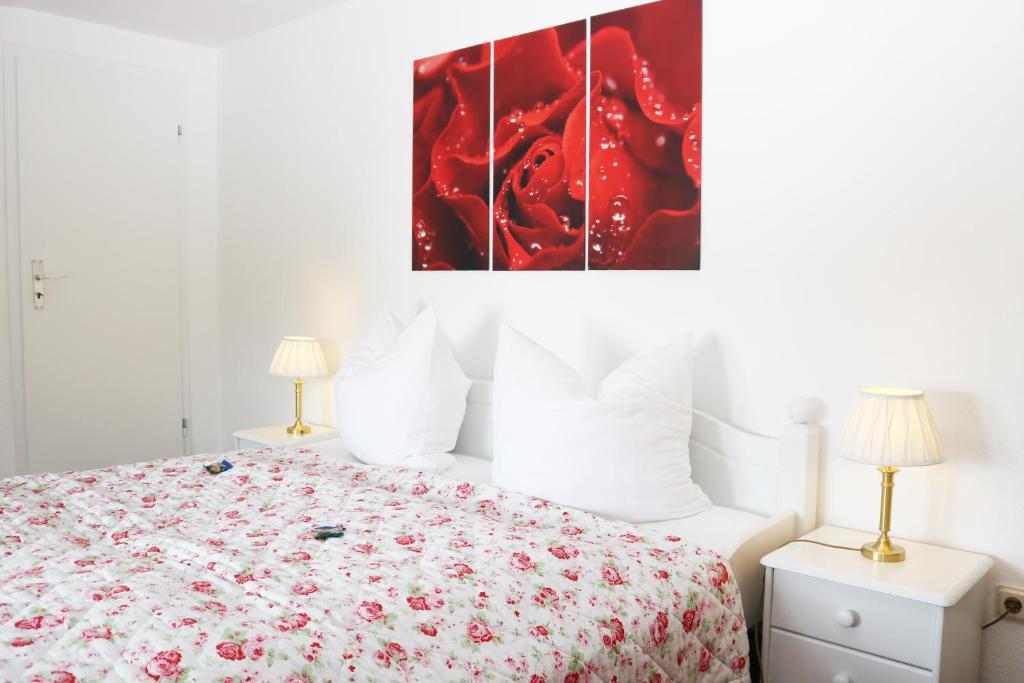 1 dormitorio con 1 cama y 2 mesas con lámparas en Seadrift Land-Apartments, en Sankt Peter-Ording