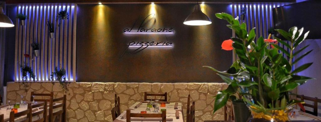 un restaurante con mesas y sillas con luces en la pared en Country House Al Faraone, en Poggio Picenze