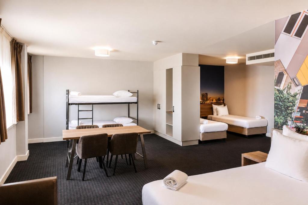 Rotterdam Teleport Hotel - 6-Personen-Zimmer Mit Kingsize-Bett