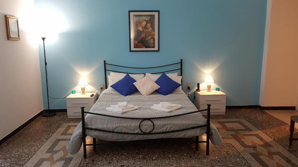 Postel nebo postele na pokoji v ubytování Royal Suite