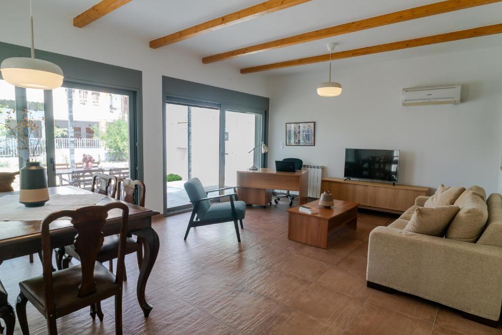 Cube House - detached home with garden and parking