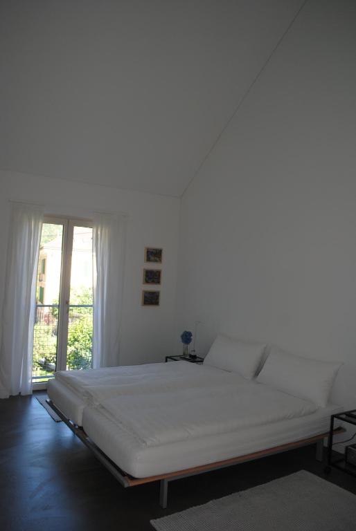 TegnaにあるCasa Luigiの窓付きの客室の白いベッド1台