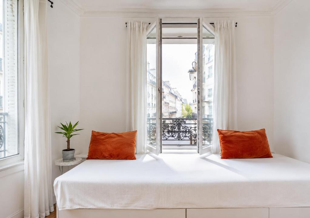 Cosy Apartment with 270 degrees view on Paris streets