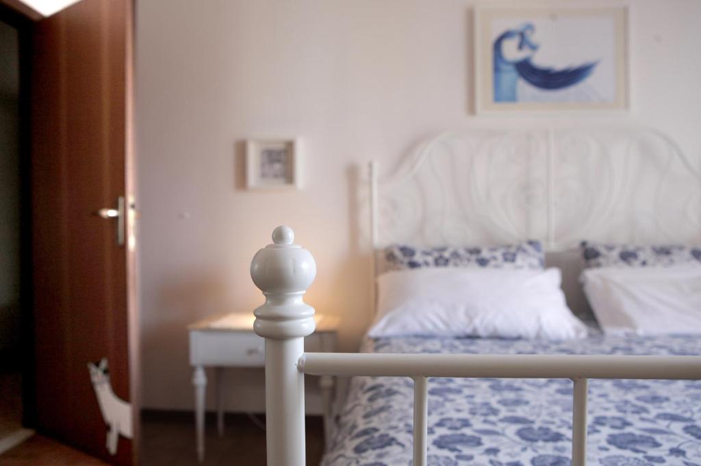 a bedroom with a bed with blue and white sheets at Goga&Romeo in Pesaro