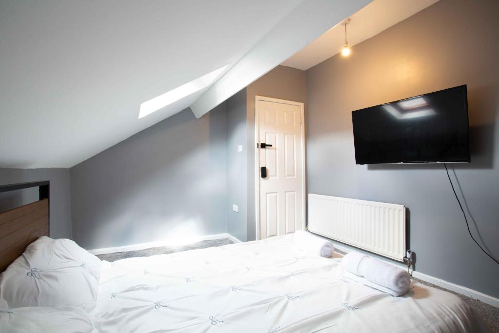 The Vacationers - Pvt Rooms with Shared Bath - 