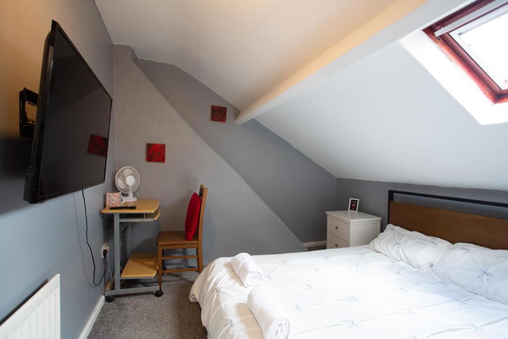 The Vacationers - Pvt Rooms with Shared Bath - 