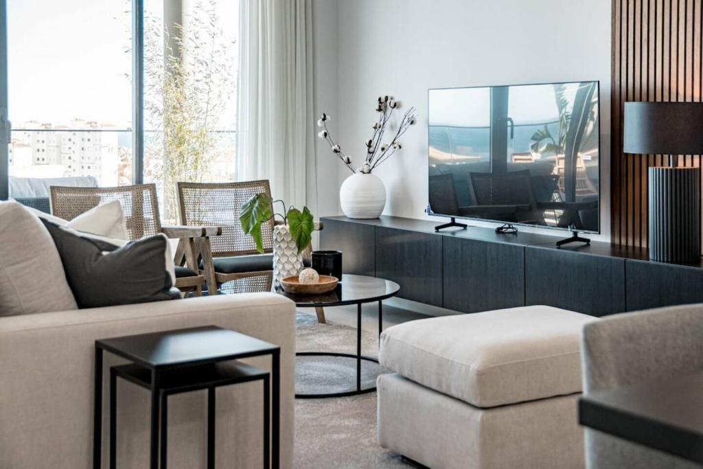 Lme144A Spacious & Luxury Family Home