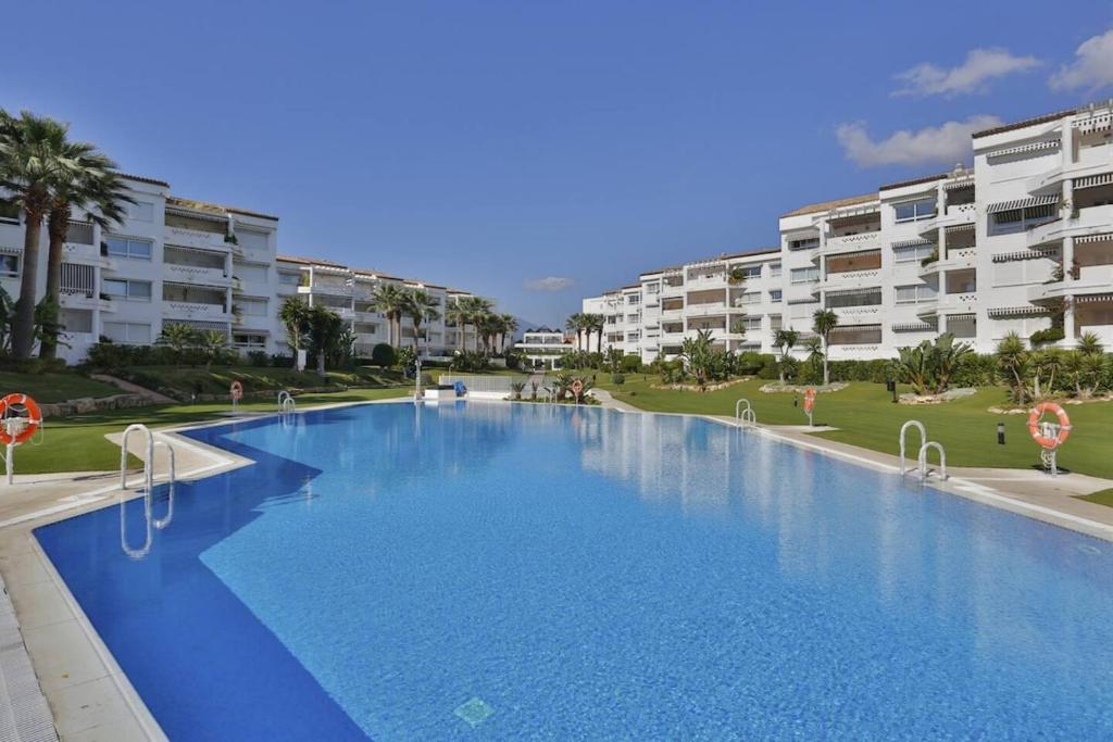 Pr20 - Good Located Flat Puerto Banus