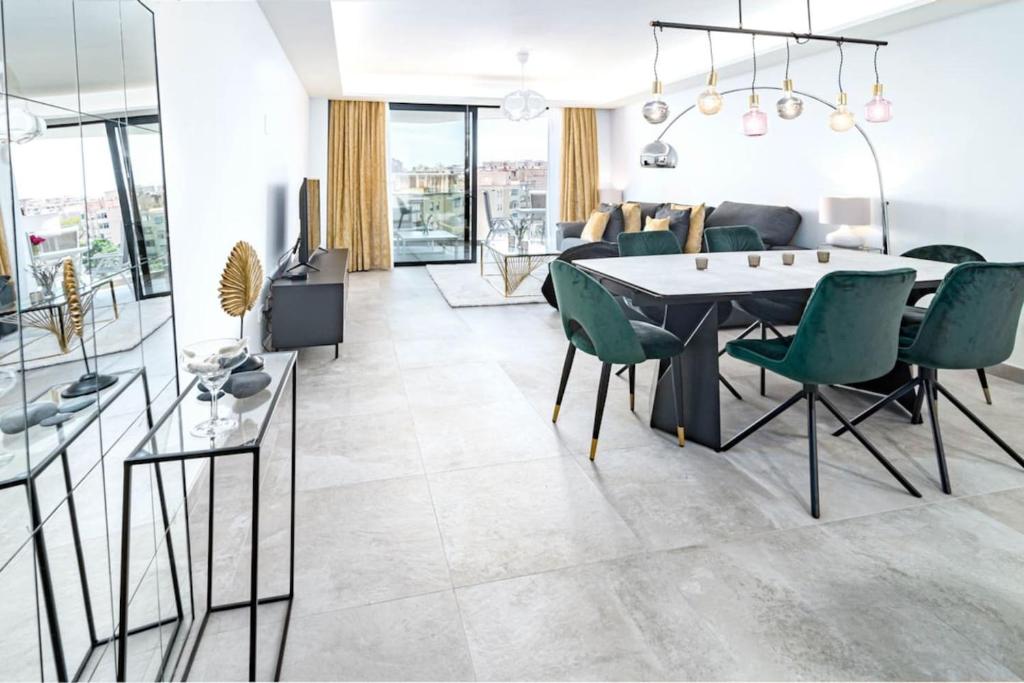 Inf45P- Modern 3 Bed City Apartment Next To Beach