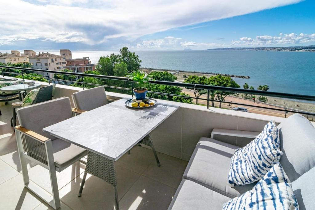 Cp - Modern Beachside Apartment In Estepona