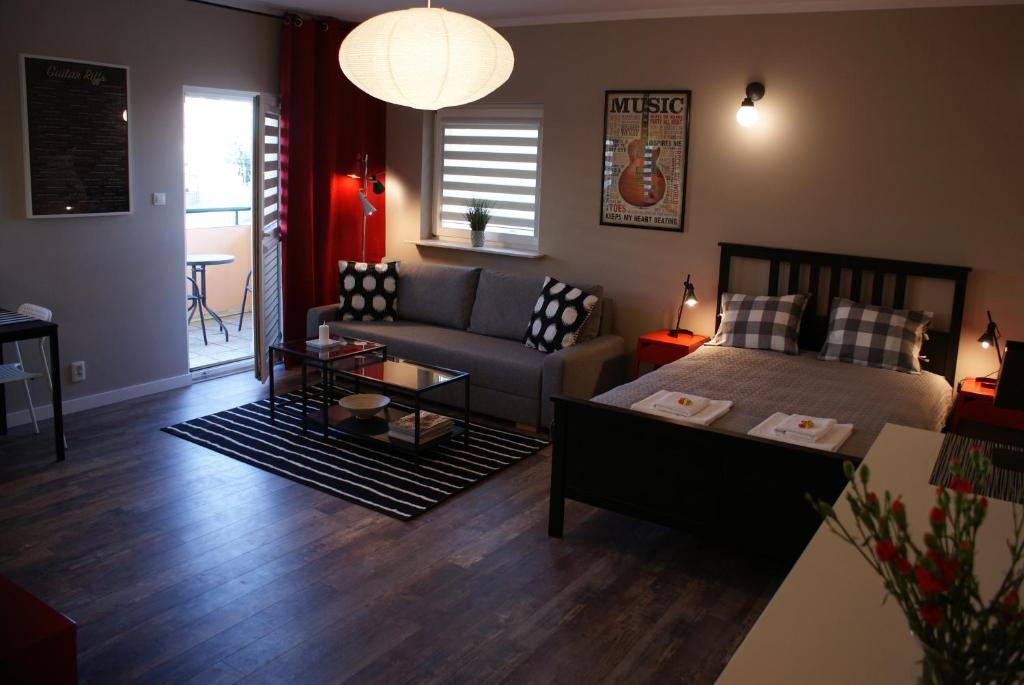 salon z łóżkiem i kanapą w obiekcie Friendly Apartments - Krakow w Krakowie