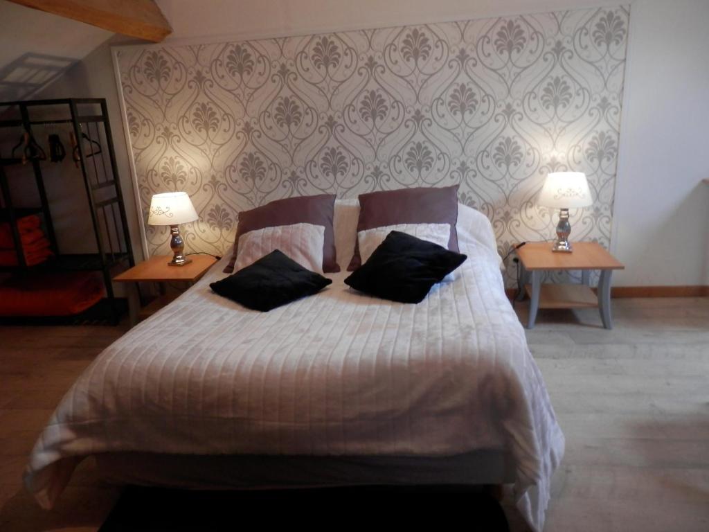 パライユ・ル・モニアルにあるChambres d'Hôtes Roselandのベッドルーム1室(ベッド1台、テーブル2台、ランプ2つ付)