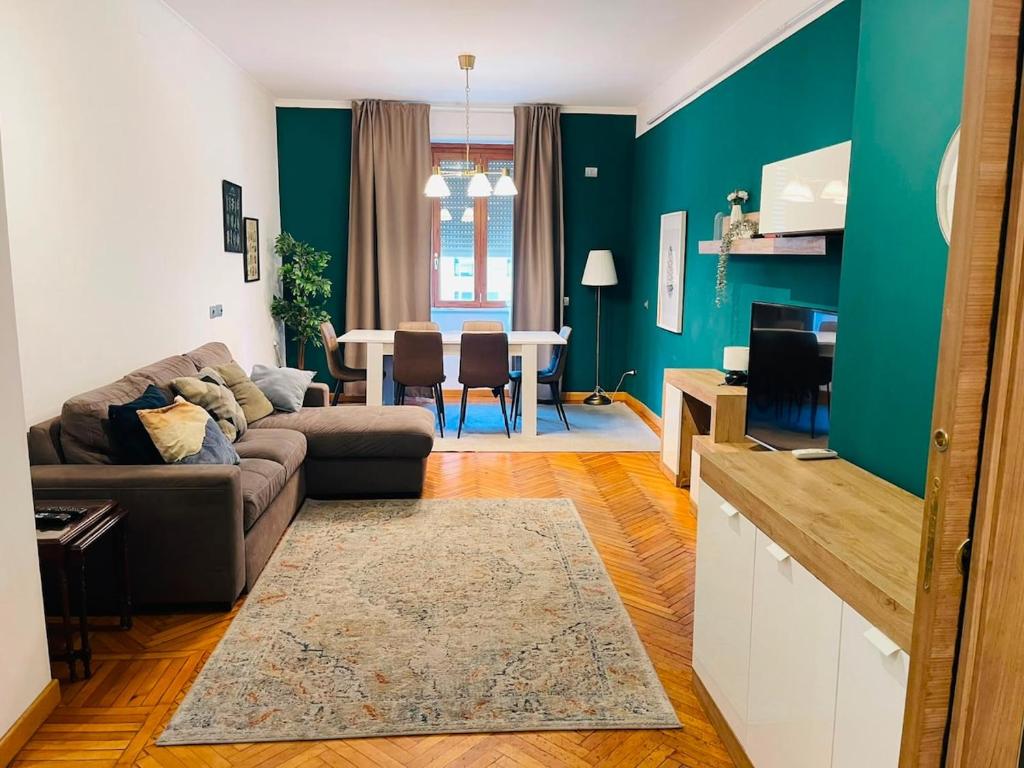 Large apartment for 8 in front of the central station