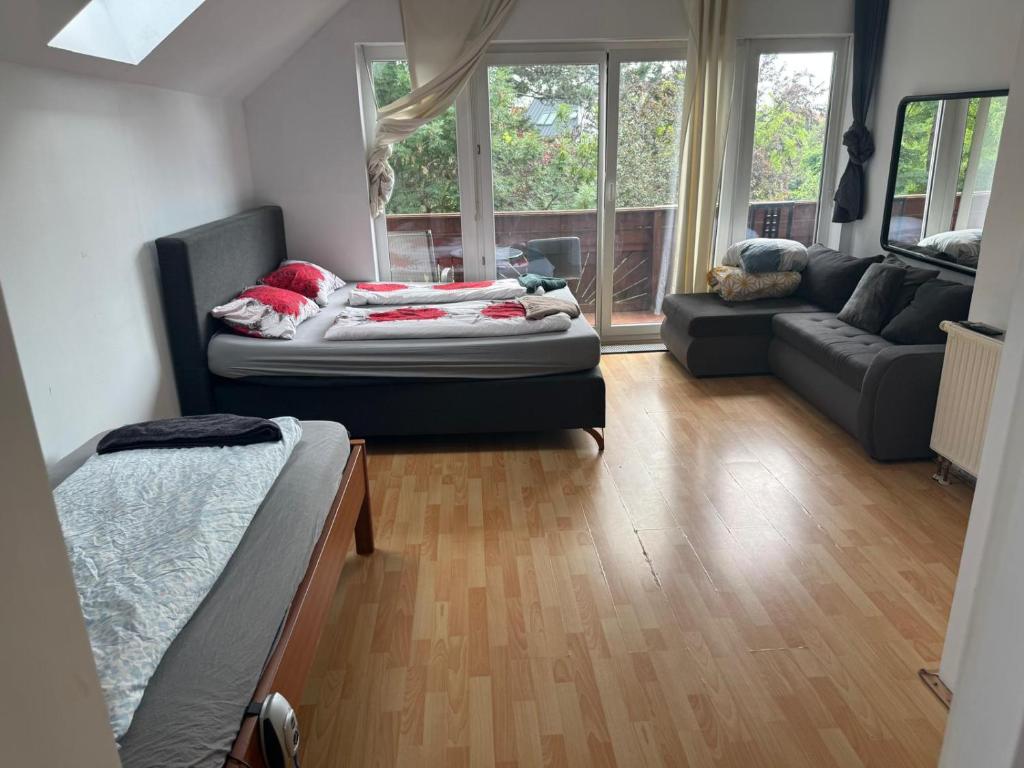 Cozy Private Rooms in Villa with WiFi & shared kitchen