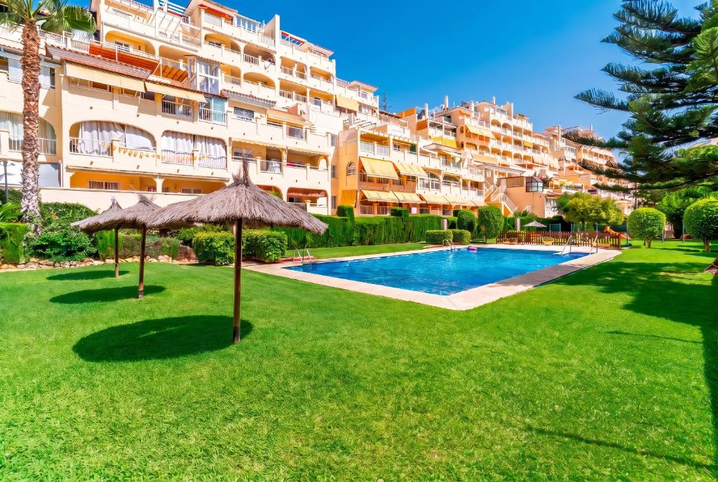 Cubo's Benalmadena Apartment Pool & Parking