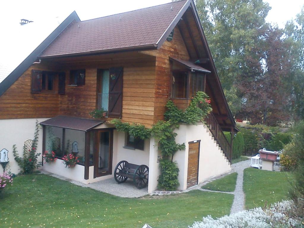 a house with a bench in front of it at Romantic Studio Vacances in Labaroche