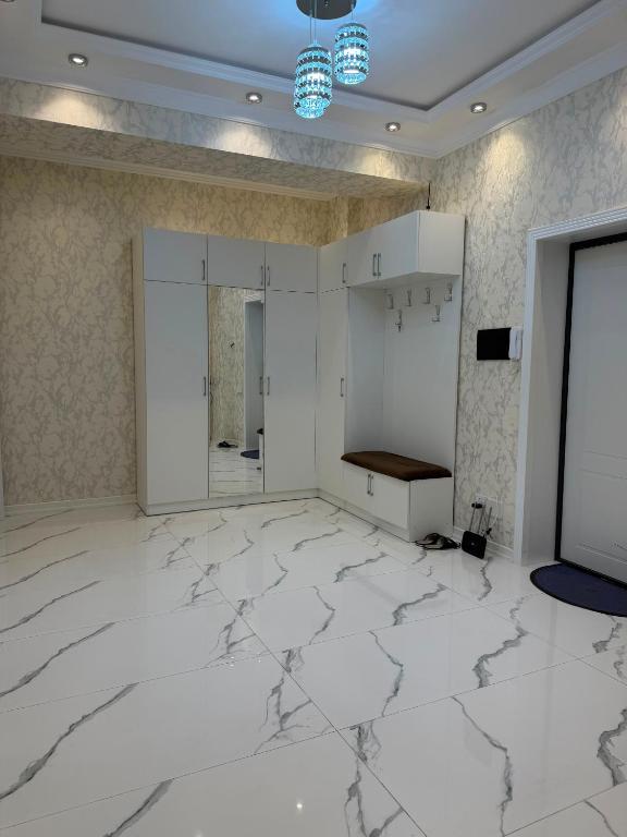 لابی و فضای عمومی Luxury Apartment in Central Khatai - تصویر ۵