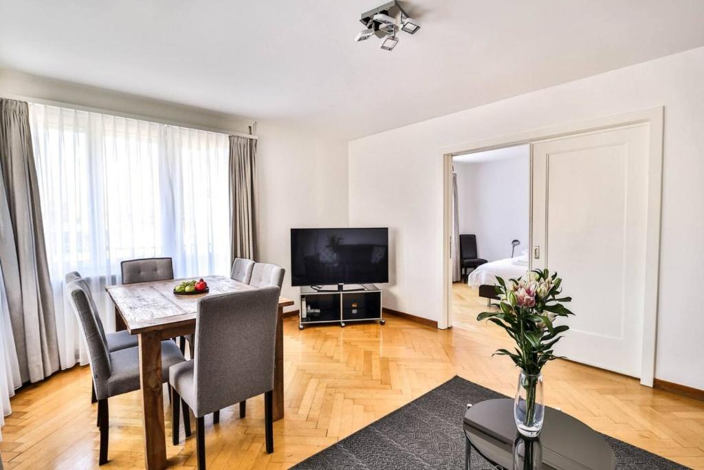 Bright 2 BR flat - Parkview 3