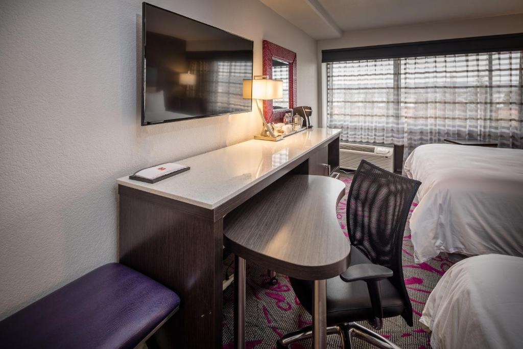 Radisson Hotel Oakland Airport - 高级皇后室，有两张大床 - 不吸烟