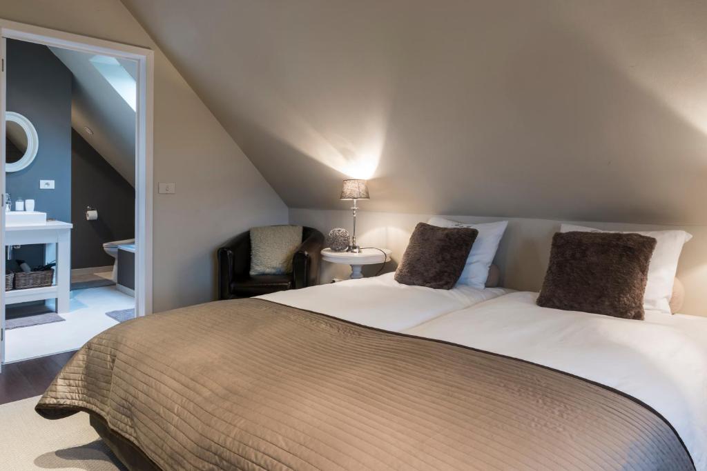 Postel nebo postele na pokoji v ubytování Casa-Cosi, tourist & business suites & flats with reserved parking and private terraces in shared garden with seasonal pool included, private sauna available
