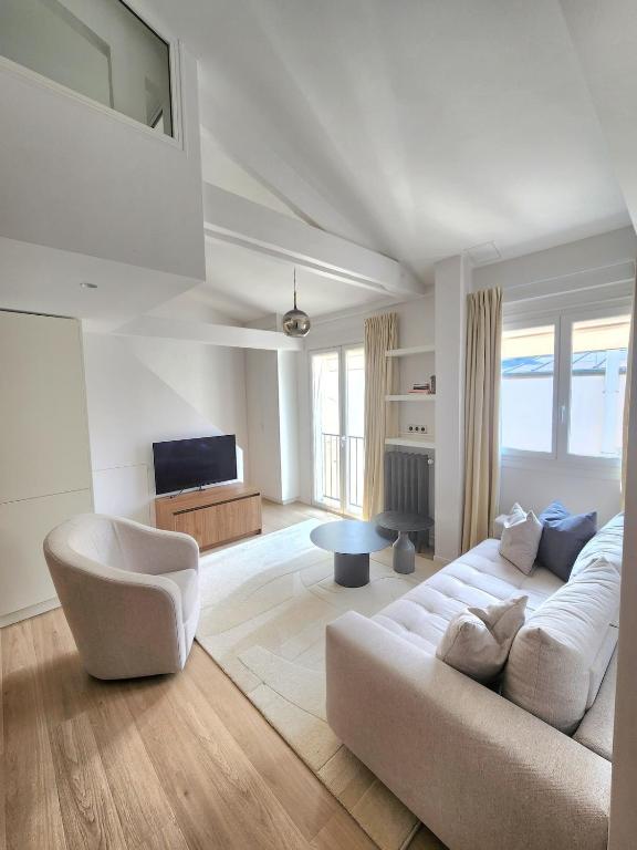 Sunny Top-Floor 2BR in the Heart of Paris 9