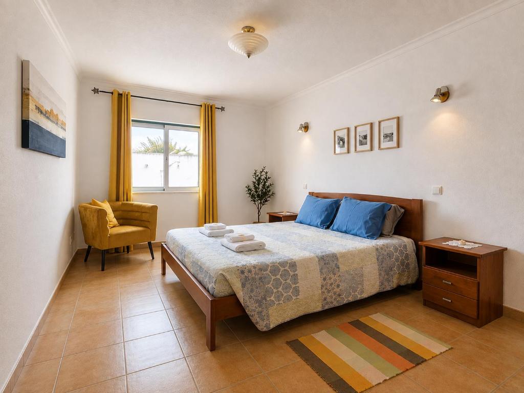 Entire flat 70sq m at Luz just 400m beach distance