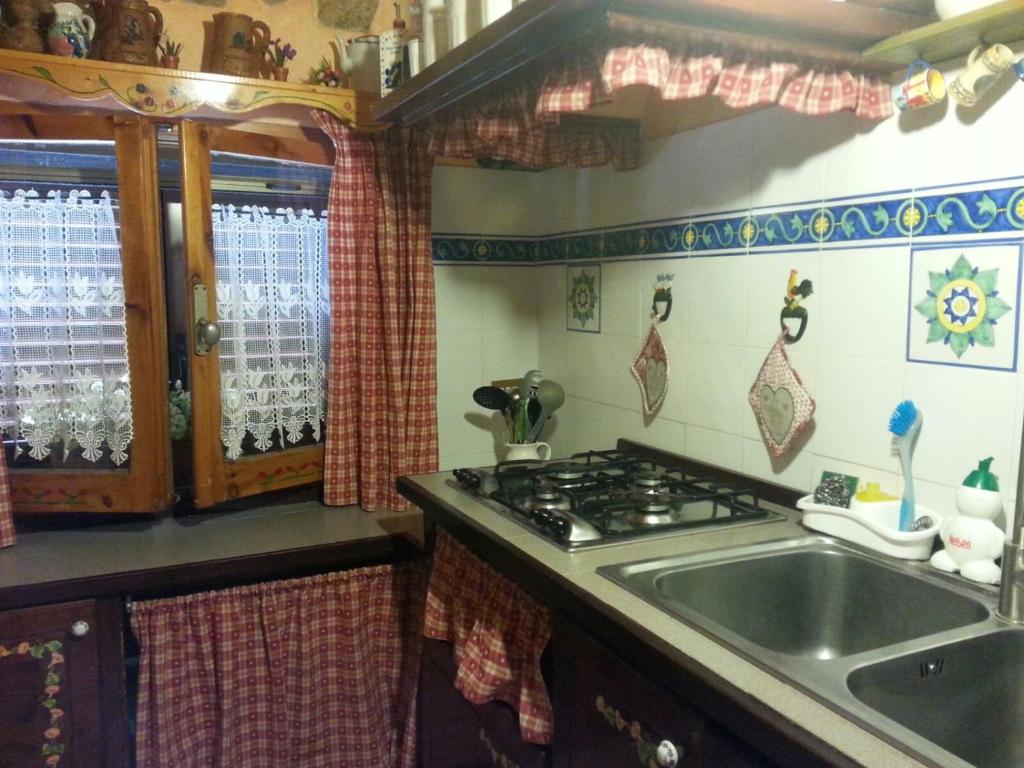 Ett kök eller pentry på Casa del Sole IUN 5351