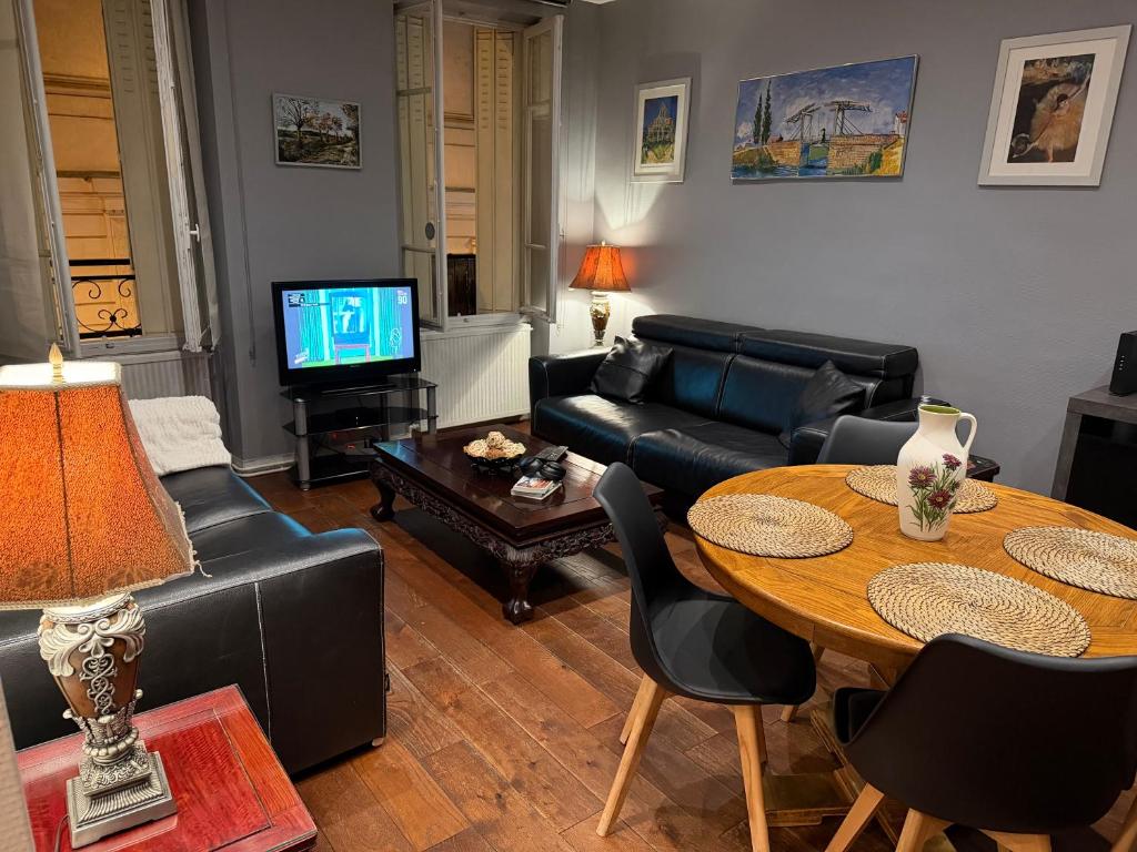 2 bed 16th Arrondissement Trocadero Apartment for6