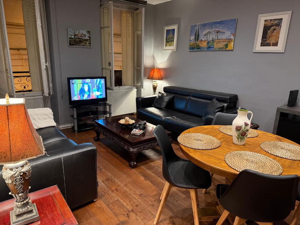 2 bd 16th Arrondissement Trocadero Sleeps 4 to 6 Eiffel Tower