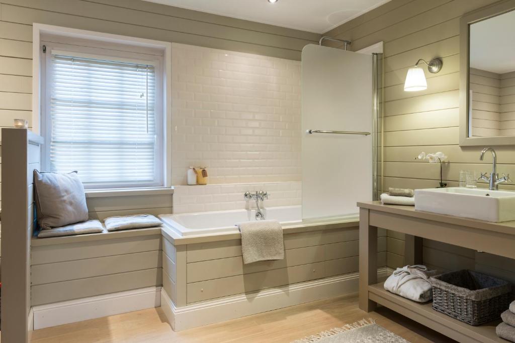 Koupelna v ubytování Casa-Cosi, tourist & business suites & flats with reserved parking and private terraces in shared garden with seasonal pool included, private sauna available