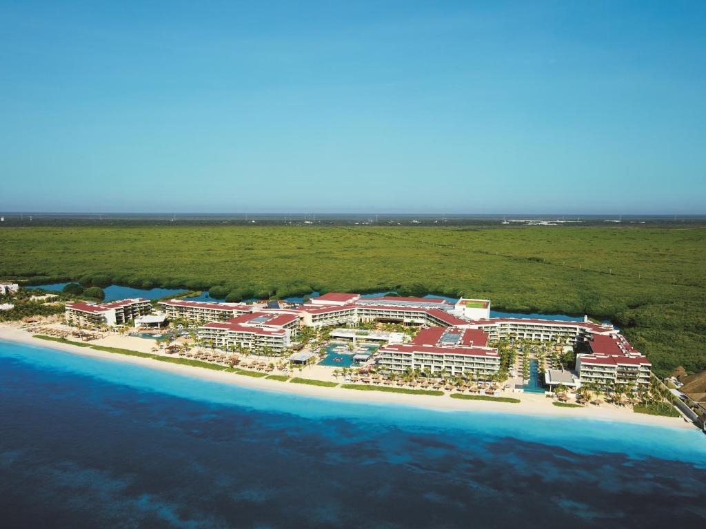 Breathless Riviera Cancún — vista aérea del resort y Bahía Petempich