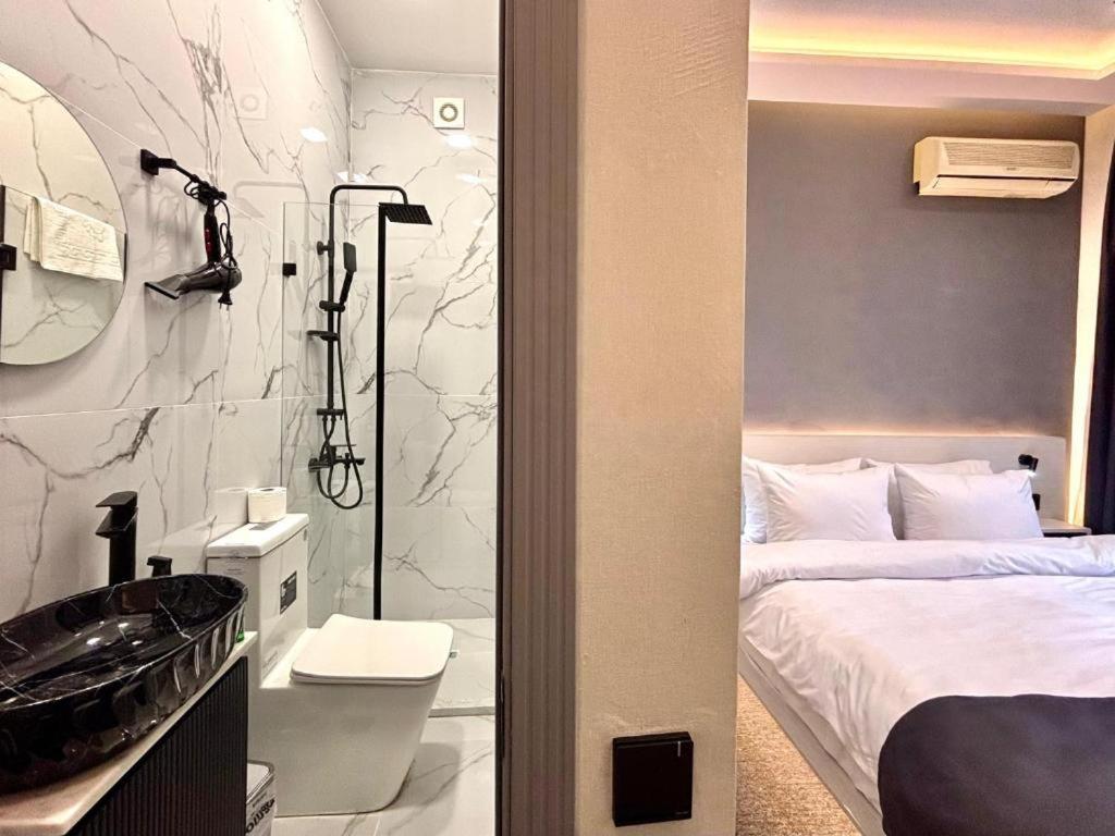 فضای داخلی JM Central Boutique Hotel در باکو - تصویر ۳