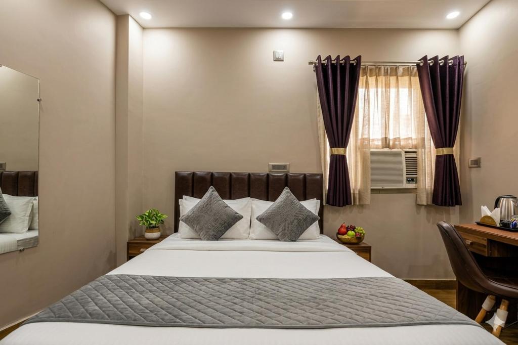 تصویر اتاق‌های Hotel Mannat Green 2 Min Walk From Naraina Metro station - تصویر ۲