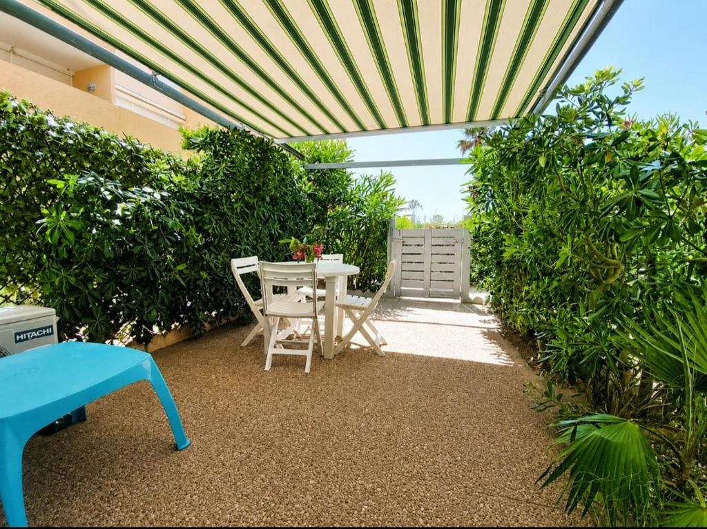 Stud 4 pers , plage 60 m ,terr de 15m clim Parking
