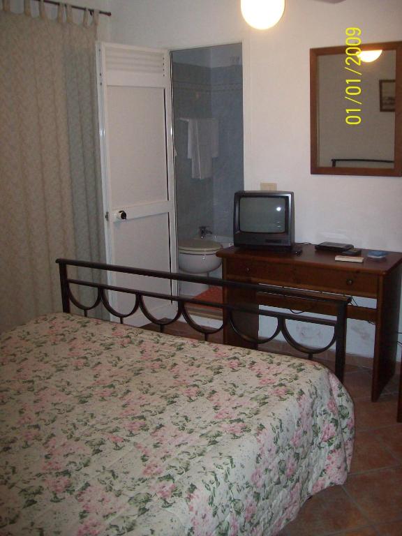 TV a/nebo společenská místnost v ubytování Albergo La Perla