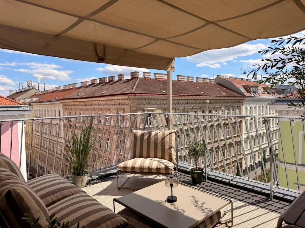 NEW Charming rooftop apartment with terrace