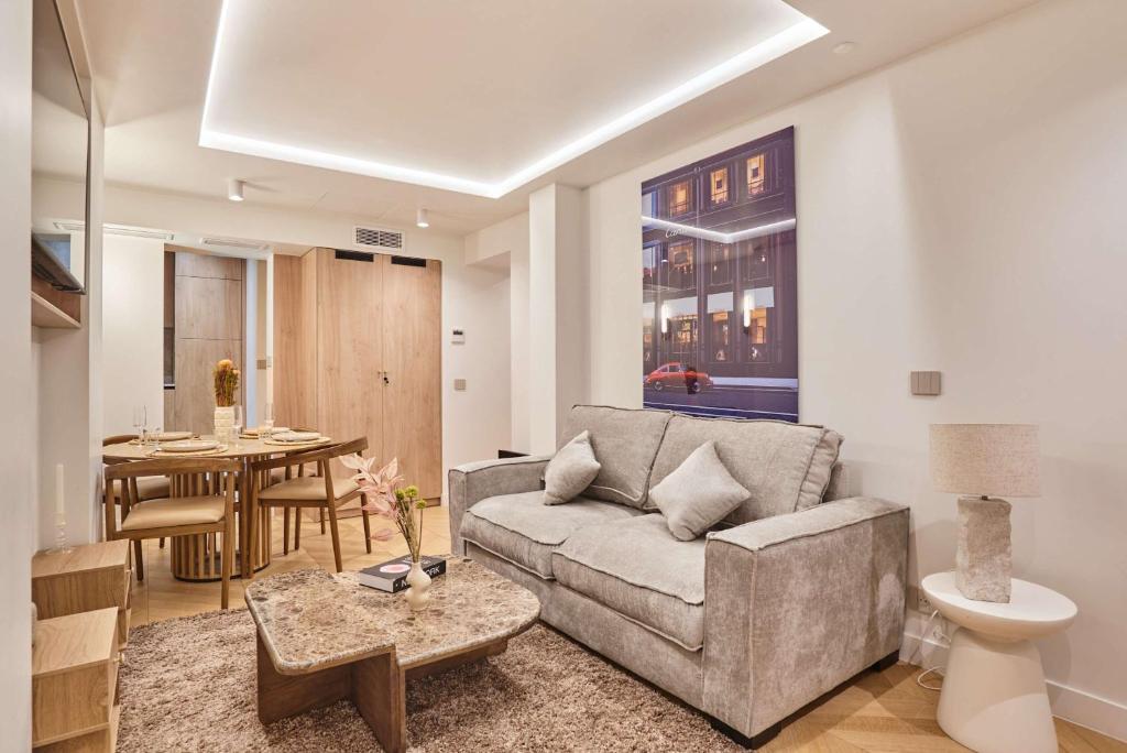 Apartment Centre de Paris by Studio prestige