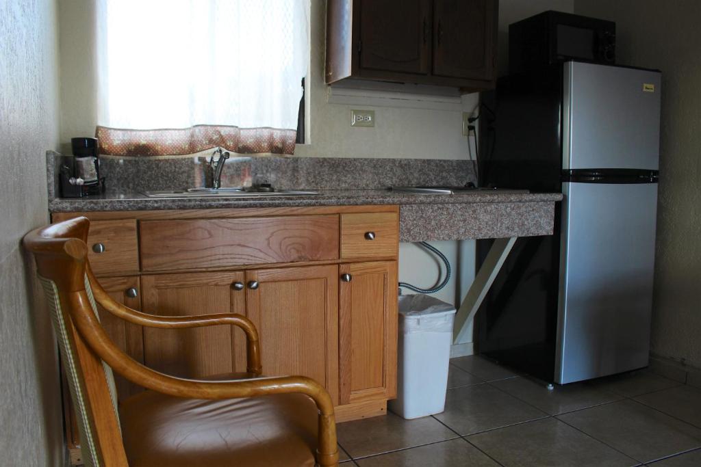 Kuchyň nebo kuchyňský kout v ubytování Starlite Motel