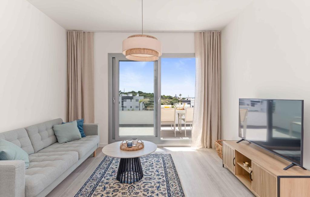 Sea View, Pool, Gym and Playground - Close to Beach and Town