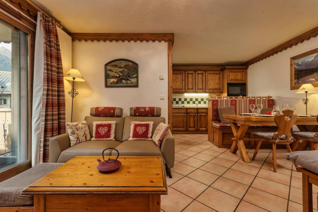 Grepon -City Center - Free Swimming pool, Sauna, Gym - Free Parking - By Cozee Rentals