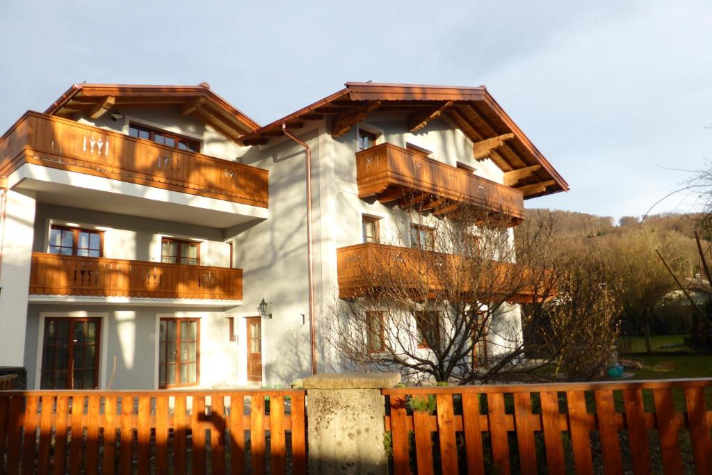una casa con una valla de madera delante de ella en Ferienwohnungen Doktorwirt, en Salzburgo