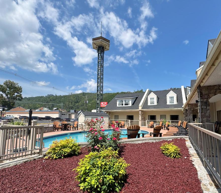 Econo Lodge Inn & Suites Gatlinburg at the Convention Center - Housity